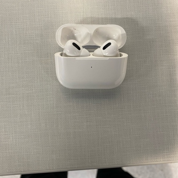 COPY - Apple AirPods Pro with Wireless Charging Case - White